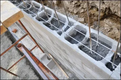 Quels blocs de coffrage s'emboîtent facilement et permettent de réaliser des murs armés (en ajoutant des armatures en métal et en coulant du béton) ?