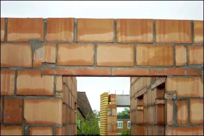 Quelle marque propose des linteaux préfabriqués en béton précontraint, enrobés de terre cuite ?