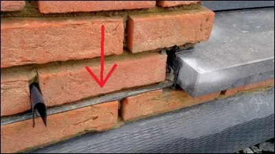 Comment appelle-t-on la membrane d'étanchéité en polyéthylène qu'on place dans la maçonnerie pour éviter l'humidité ascensionnelle ?