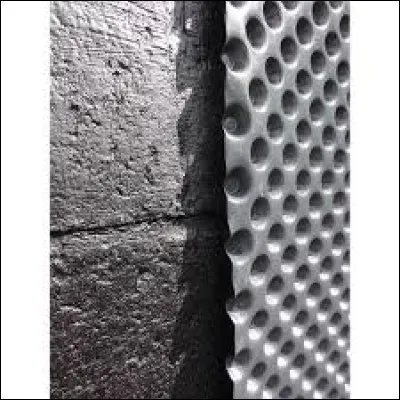 Et comment s'appelle la membrane alvéolée qui protège les murs contre terre de l'humidité ?