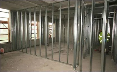 Quels profilés en acier sont devenus incontournables pour réaliser facilement des cloisons ou des plafonds ?