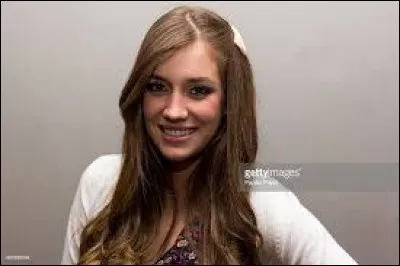 Comment s'appelle la jeune fille sur la photo ?