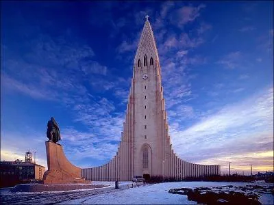 Dans quelle ville se situe l'église d'Hallgrímur ?