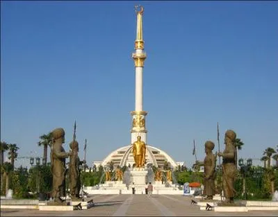 Ce monument dédié à l'Indépendance a été construit dans quelle ville ?