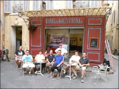 Qui tient le bar du Mistral ?