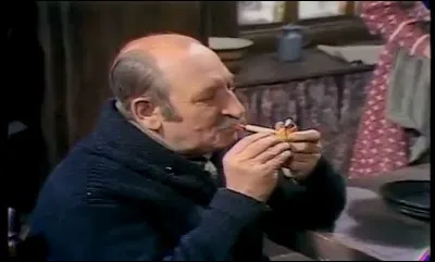 Quel locataire de Séraphin passera au feu à cause de la négligence de Séraphin, qui n'a pas voulu refaire à neuf la cheminée ?