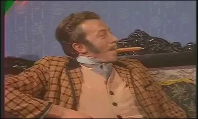 Qui tente de gagner le cur de la belle Noëlla ? (C'est un supposé criminel recherché qui lui chante la pomme et qu'Aurélie déteste tant !)