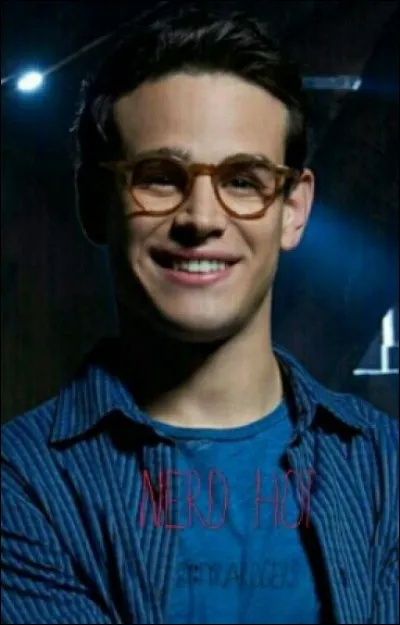Qui joue Simon Lewis ?
(Là aussi ne confond pas)