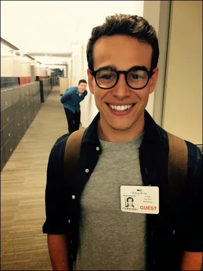 Qui Simon aime-t-il depuis le début de l'aventure, sans que cela ne soit réciproque ?