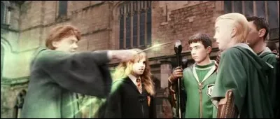 Quel sortilège lancé à Malefoy se retourne contre Ron ?