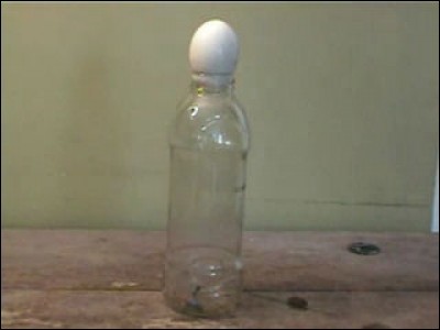 Astuce scientifique : comment peut-on faire rentrer un uf dur à l'intérieur d'une bouteille?