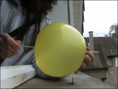 Astuce divertissante : comment faire pour transpercer un ballon sans qu'il éclate?