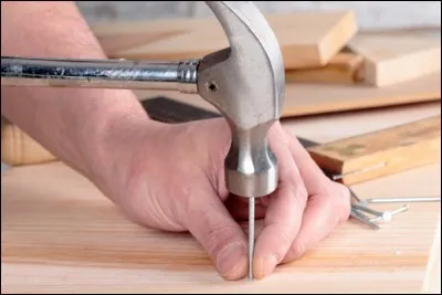 Astuce bricolage : que faut-il faire pour enfoncer un clou sans se taper sur les doigts?