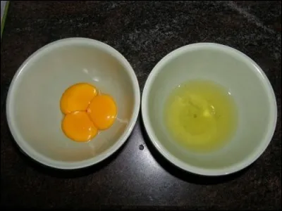 Astuce cuisine : toutes les cuisinières savent séparer le blanc et le jaune d'uf (clarifier) mais pour un homme, c'est une autre histoire. Quelle astuce peut facilement séparer le blanc du jaune d'uf?