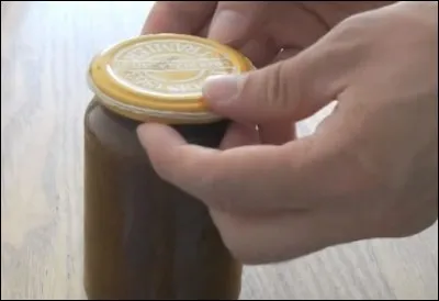 Astuce conserve : vous avez besoin d'ouvrir un pot de confiture mais le couvercle vous résiste et aucun homme fort à la maison. Qu'utiliseriez-vous pour l'ouvrir?