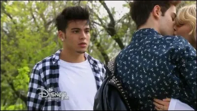 Matteo et Ámbar s'embrassent devant Sébastian Villalobos
pour le rendre jaloux dans l'épisode...