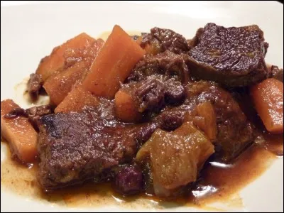 Réalisée avec du boeuf, lard, vin blanc, tomates, oignons, c'est :