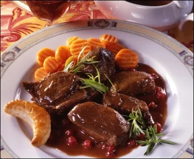 Antique et médiévale, elle était à l'origine réalisée avec carottes, oignons, ventrèche, vin rouge, bouillon, vinaigre ou verjus, cerneaux de noix, pain dur, huile d'olive, sauge, thym et ail :