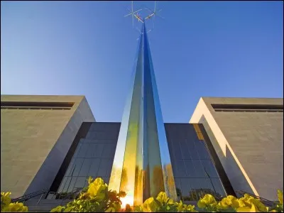 Où se trouve la plus grande collection d'avions et de véhicules spatiaux ?