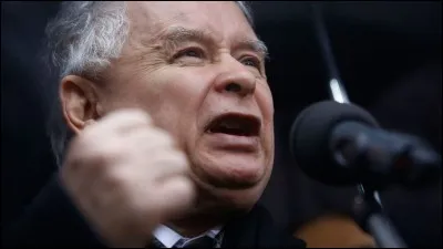 Je suis le parrain de la droite ultra conservatrice polonaise et le patron du parti PIS (parti droit et justice) au pouvoir. C'est moi qui tire toutes les ficelles des négociations.