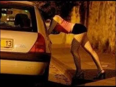 Dans la Rome antique, de quelle couleur les cheveux des prostituées étaient-ils teints ?