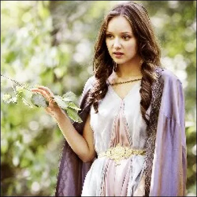 Comment s'appelle la reine, femme du roi de France ?