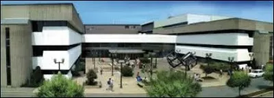 Au Québec, l'université de Trois-Rivières a des salles de cours magistraux de qualité :