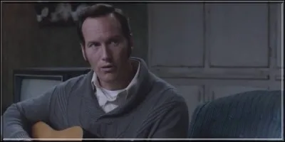 Quelle chanson Ed chante-t-il avec la famille Hodsgon pour les calmer après leur retour dans la maison ?