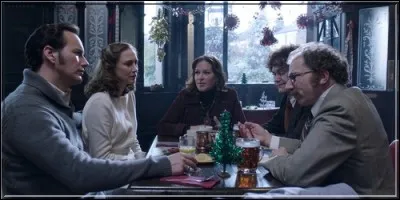 Lequel de ces personnages était le plus impliqué dans l'enquête avant que les Warren entrent en scène ?