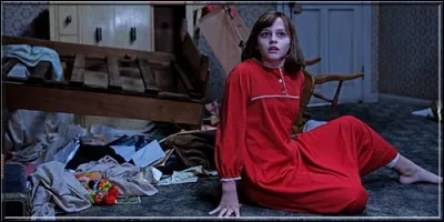 Avec quoi Janet s'attache-t-elle à son lit pour lutter contre ses crises de somnambulisme ?