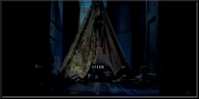 Quel jouet sort tout seul de la tente dans le couloir du haut ?