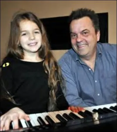 Sur cette photo, elle est avec...