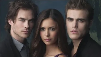 Avec qui sort Elena dans la saison 1 ?