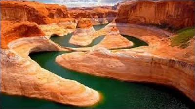 C'est un canyon des États-Unis situé dans le Nord-Ouest de l'Arizona. Retrouvez son nom !