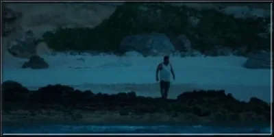 À l'aube, elle voit un homme ivre sur la plage. Lorsqu'elle appelle à l'aide en lui faisant de grands signes, que fait-il ?