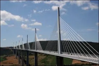 Dans quel département se trouve le Viaduc de Millau qui fut mis en service en décembre 2004 ?