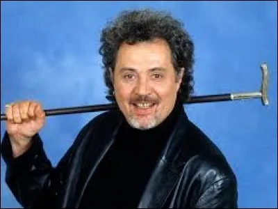 Trouvez les initiales de cette personne et ensuite ce qu'elles peuvent désigner.