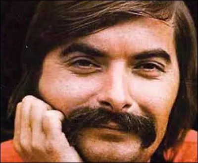 Trouvez les initiales de cette personne et ensuite ce qu'elles peuvent désigner.