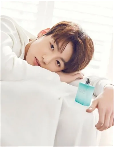 Et enfin le chanteur principal et le plus jeune du groupe, faites place à ...