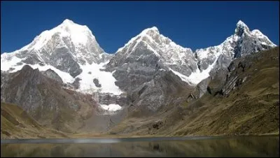 O&ugrave; se situe ce sommet nomm&eacute; Yerupaj&aacute; ?