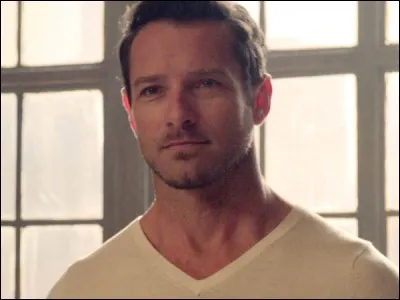 Qui Peter essaye-t-il d'attaquer avant qu'il ne se fasse percuter par Stiles en voiture ?