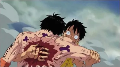 Qui aide Luffy à s'échapper de la Guerre au Sommet après que son frère soit mort ?