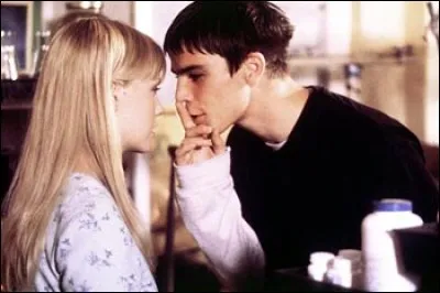 Zeke, au sein de The Faculty, vit de magouilles en cachant une drogue dans les fournitures scolaires que sont...