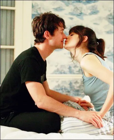 Zooey Deschanel dans le r&ocirc;le de Summer met dans tout ses &eacute;tats le na&iuml;f Tom, de Joseph-Gordon Levitt, pendant :