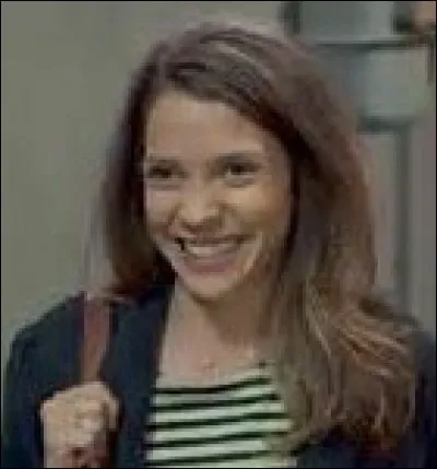 Où Léa fait-elle un stage ?