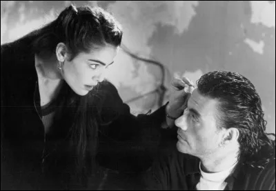 Yancy Butler engage Jean-Claude Van Damme pour une sombre histoire de :