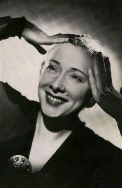 En 1941, Marcelle Bordas chante
" Aujourd'hui, c'est le cur battant - Que l'on parle de la patrie ... - Mais après la pluie, le beau temps - Guérira ses ailes meurtries...- Et bientôt, quand nous parcourrons - 
Les contrées qui, déjà renaissent - Aux mains d'une ardente jeunesse, - Avec amour, nous chanterons ..."
Quel est le titre de cette chanson?