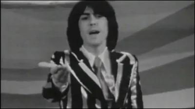 En 1973, on entend 
"Un enfant qui pleure une main qui se tend ...Toutes les mandolines de la terre - Jouent notre mélodie - On ferme les yeux pour être en Italie ".
Dans quelle chanson?