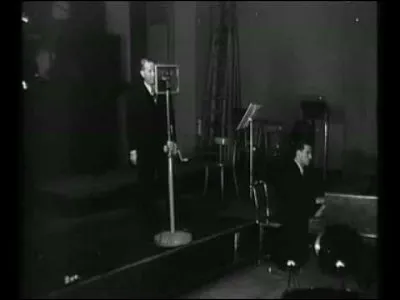 En 1941, Maurice Chevalier chante : 
"On arrive enfin, fini le voyage. - Un vieux copain vient vous sauter au cou. - Il a l'air heureux, on l'est davantage, - Car en sortant tout vous en fiche un coup. - Le long des rues ces refrains de chez nous "
 Quel est le titre de cette chanson ?