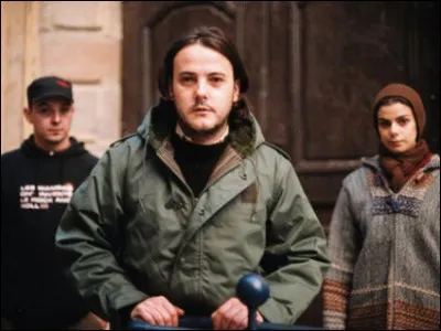 En 2000, Mickey 3D chante : 
" J'allume ma télé - Je vois un p'tit gars bien sapé - Il me dit qu'ça craint - Que dehors faut pas y'aller - Que si je veux me sentir bien - Et puis pour ma sécurité - Alors je dois rester chez moi - Aujourd'hui j'ai pas le choix"
Quel est le titre de la chanson ?